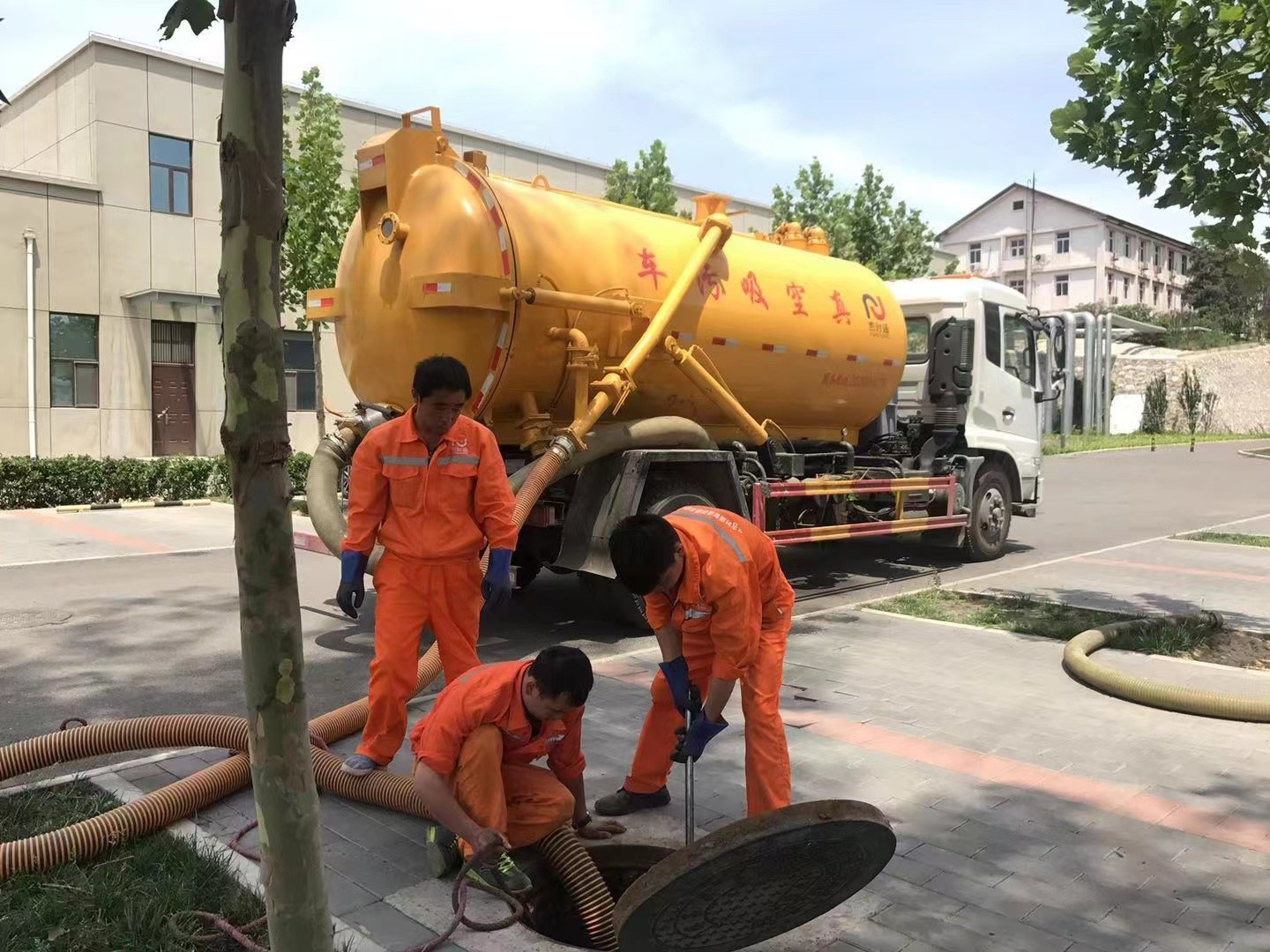 余庆管道疏通车停在窨井附近