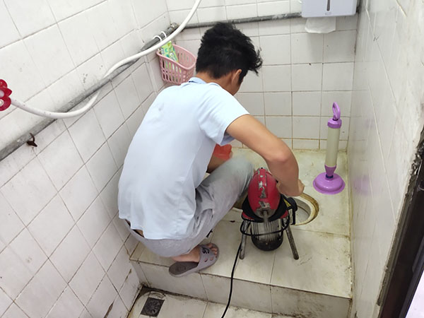 余庆管道堵塞冒臭气 专业师傅现场解决问题